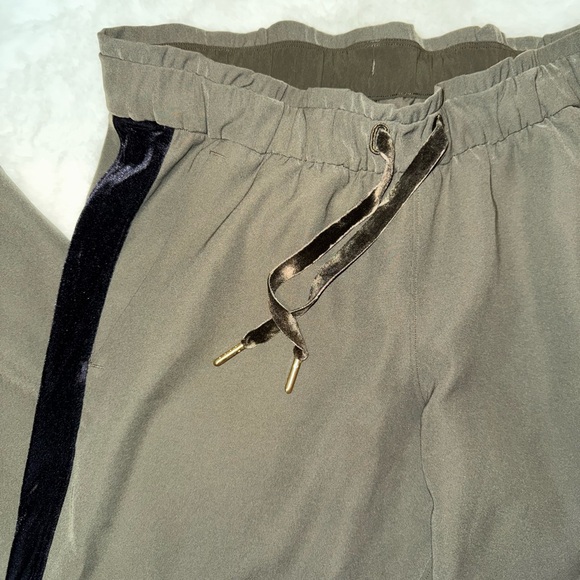 RARE Lululemon Olive w/ Black Velvet Strip Women’s Joggers [SIZE 6] - Picture 4 of 5